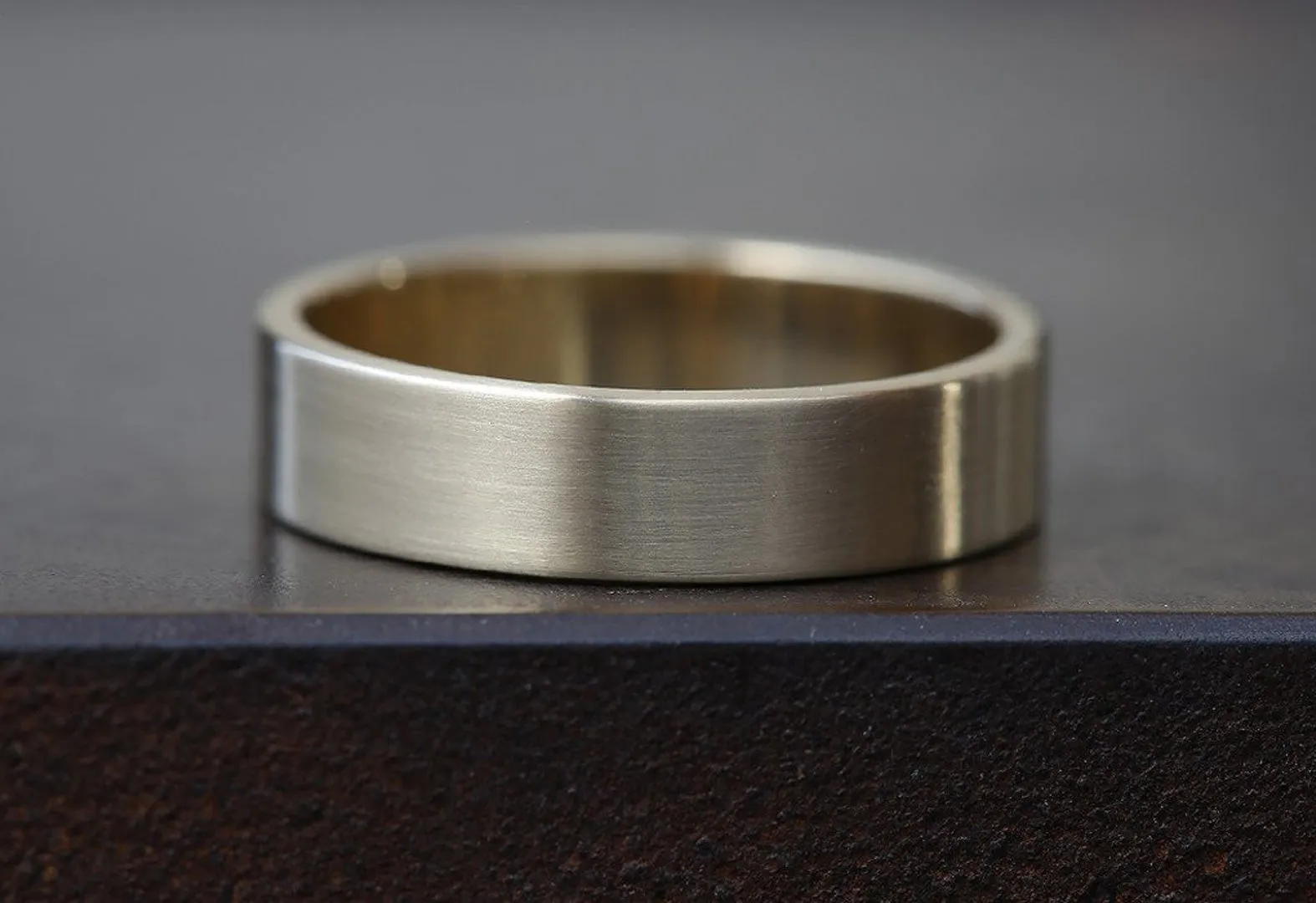 The Unisex Gold Wedding Band